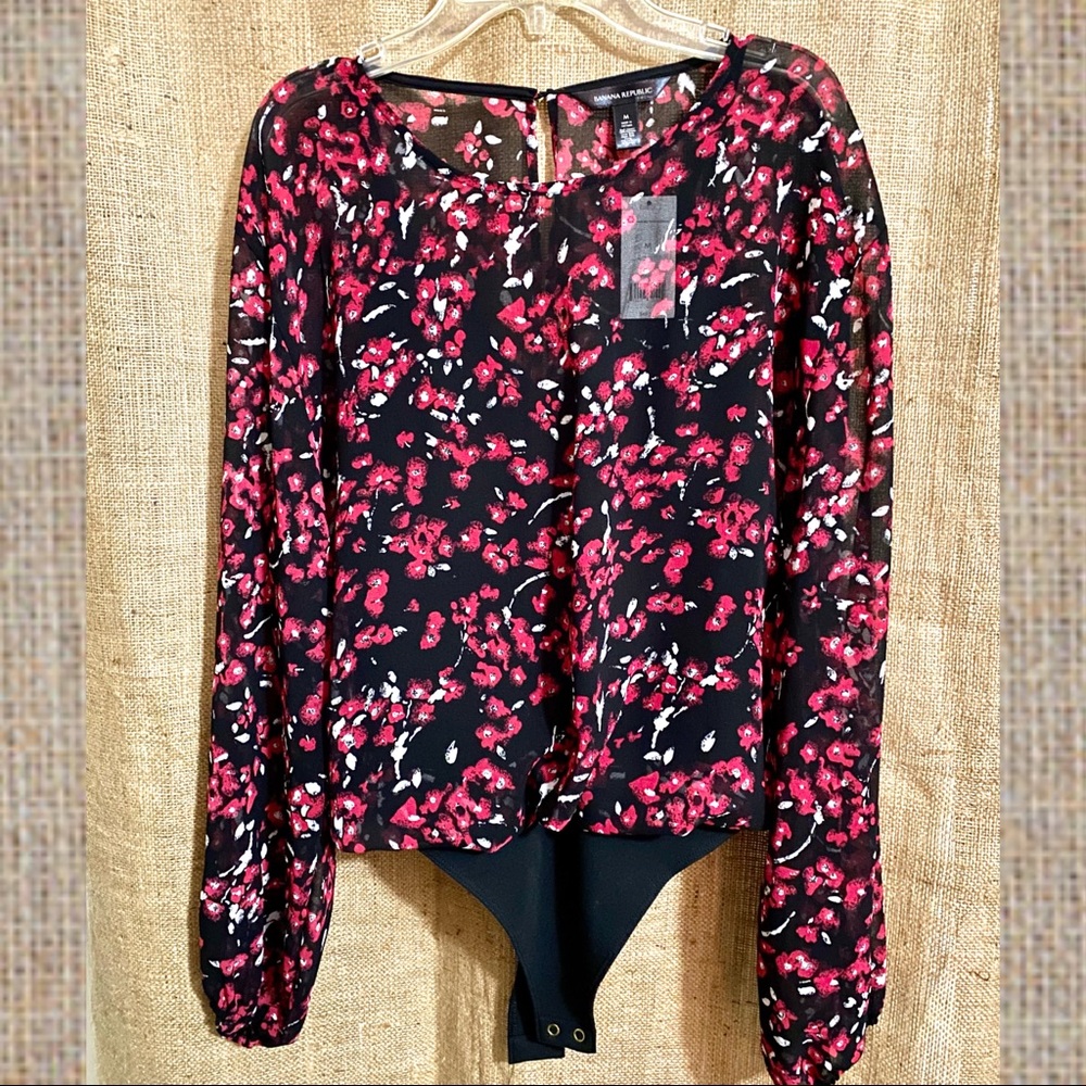 Banana 🍌 Republic long sleeved black & red ❤️🖤print one piece top with snaps